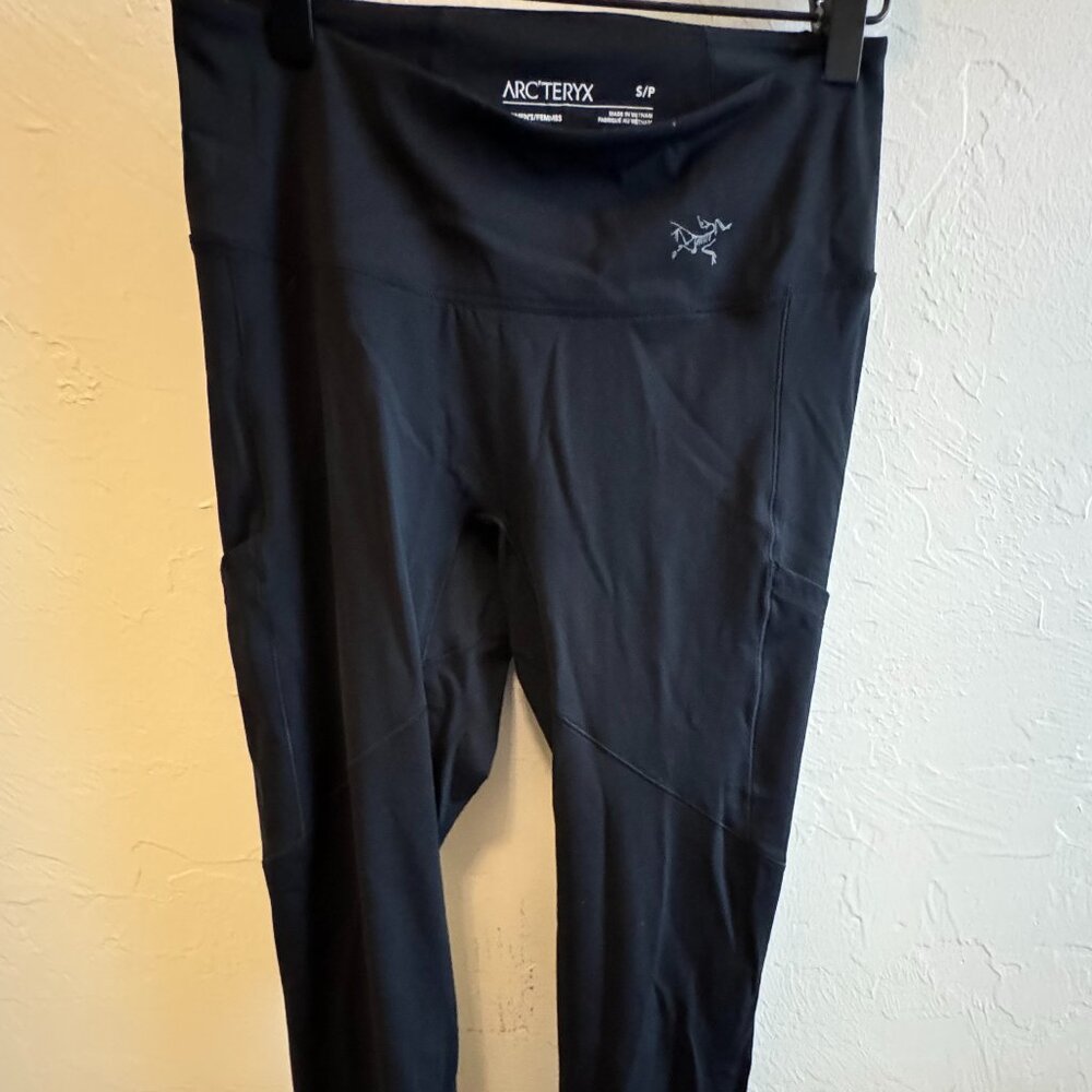Arc’teryx Black Cropped Pocket Leggings Large